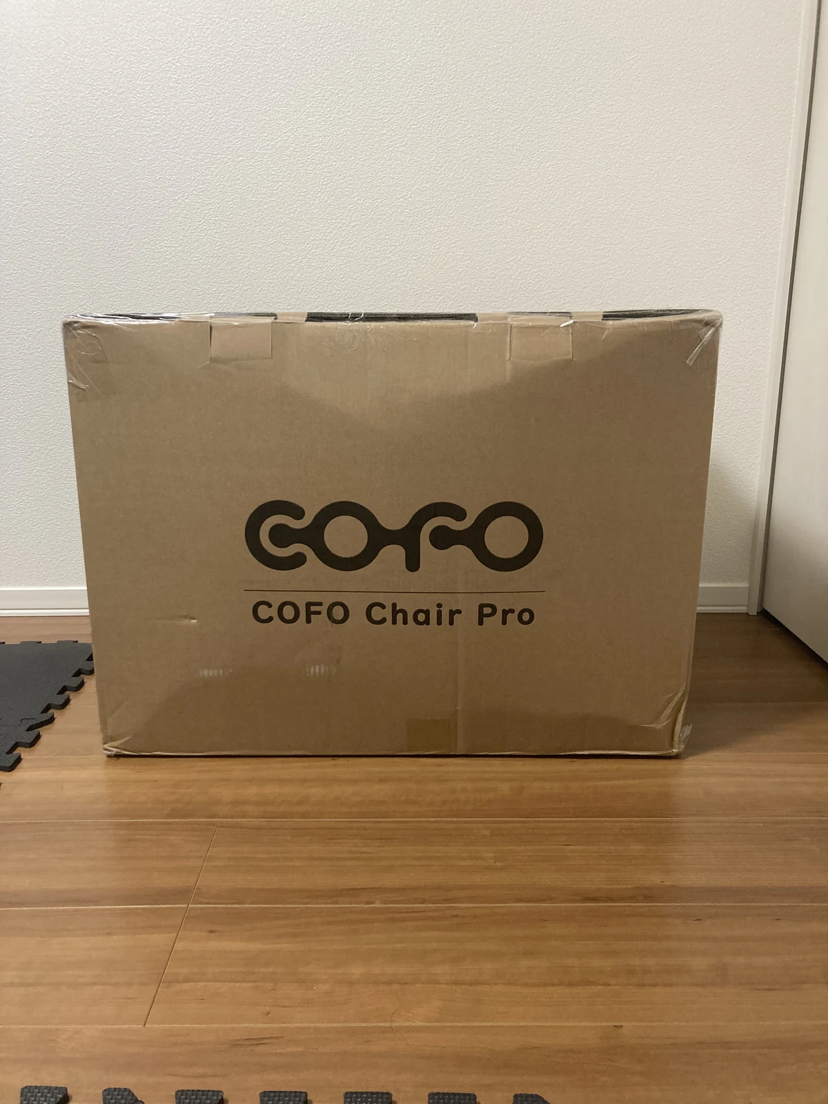 Cofo Chair Pro が梱包された段ボール（側面のCOFOロゴ）