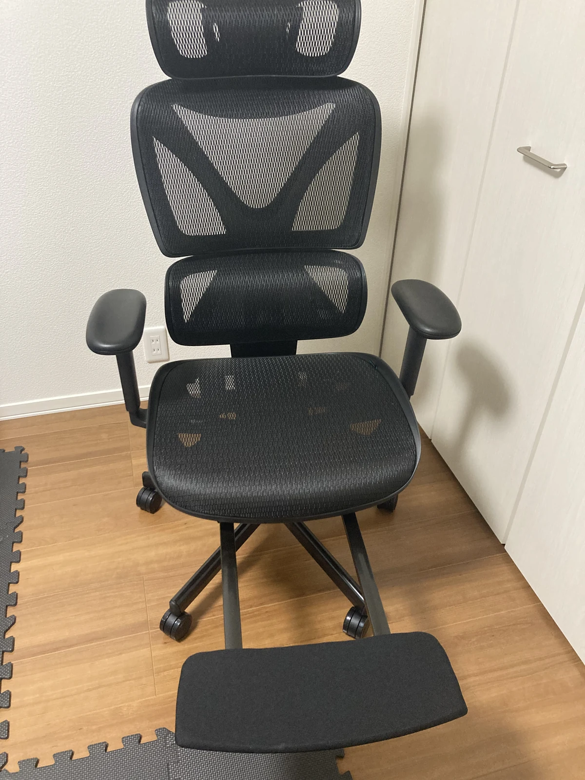 フットレストを引き出した状態。あぐら作業もOK